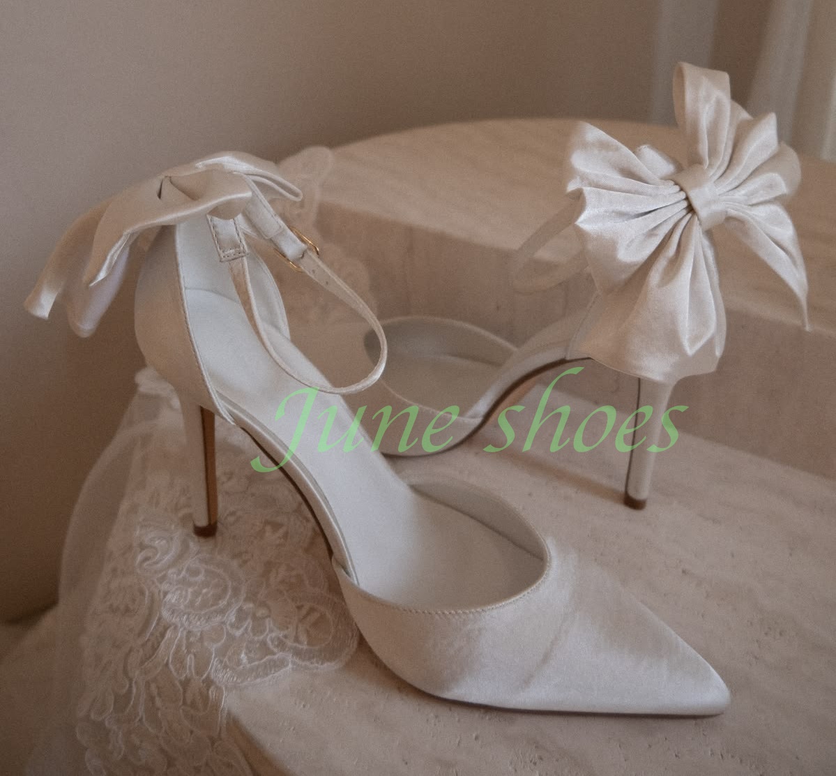 Women Ivory Satin Pointed Toe  - Satin Bow Tie avaliação e preço